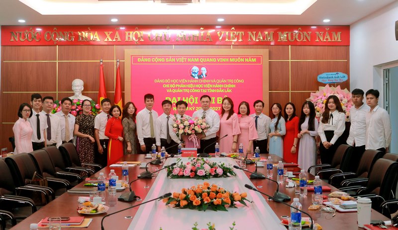 Đồng chí Nguyễn Quốc Sửu - Ủy viên Ban Thường vụ Đảng ủy, Phó Giám đốc Học viện Hành chính và Quản trị công, phụ trách Phân hiệu Học viện Hành chính và Quản trị công tại tỉnh Đắk Lắk tặng hoa Chi bộ Phân hiệu Học viện Hành chính & Quản trị công tại tỉnh Đắk Lắk