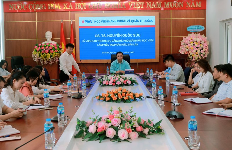 Quang cảnh buổi làm việc