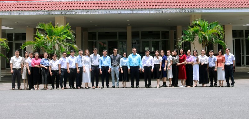 GS.TS. Nguyễn Quốc Sửu - Ủy viên Ban Thường vụ, Phó Giám đốc Học viện Hành chính và Quản trị công chụp ảnh lưu niệm cùng viên chức Phân hiệu.