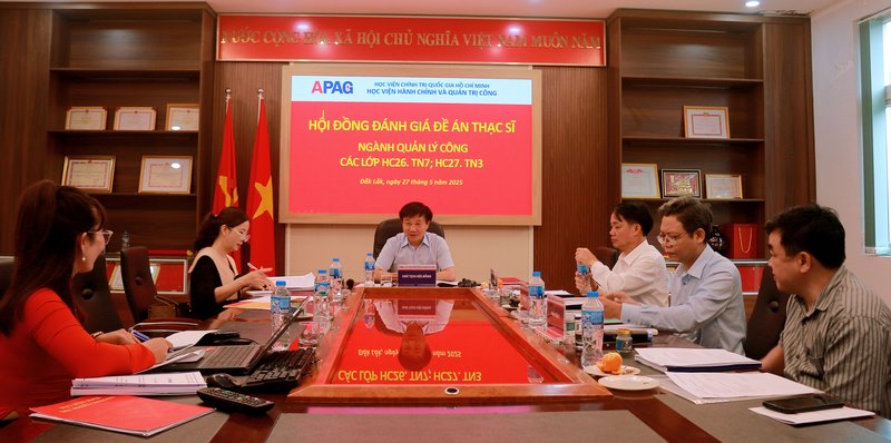 Quang cảnh buổi bảo vệ