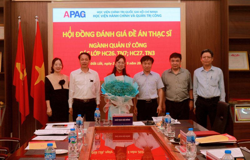 Các thành viên Hội đồng chúc mừng học viên bảo vệ thành công đề án