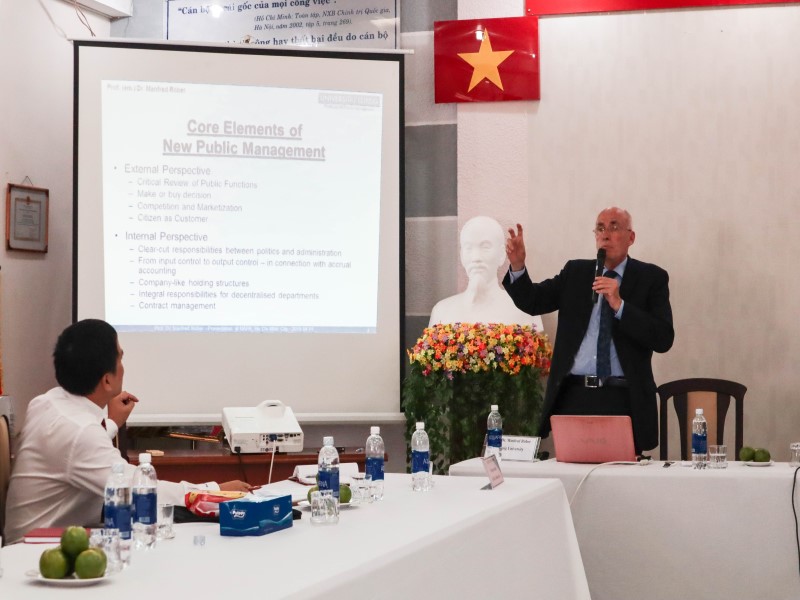 Dr. Manfred Roeber presenting at the seminar