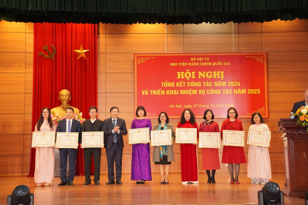 Vice Minister of Home Affairs Truong Hai Long awarded the title of