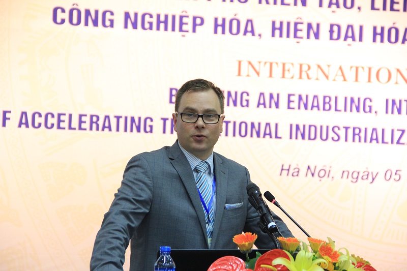 Dr.. Harri Laihonen, ... delivers a speech in the seminar