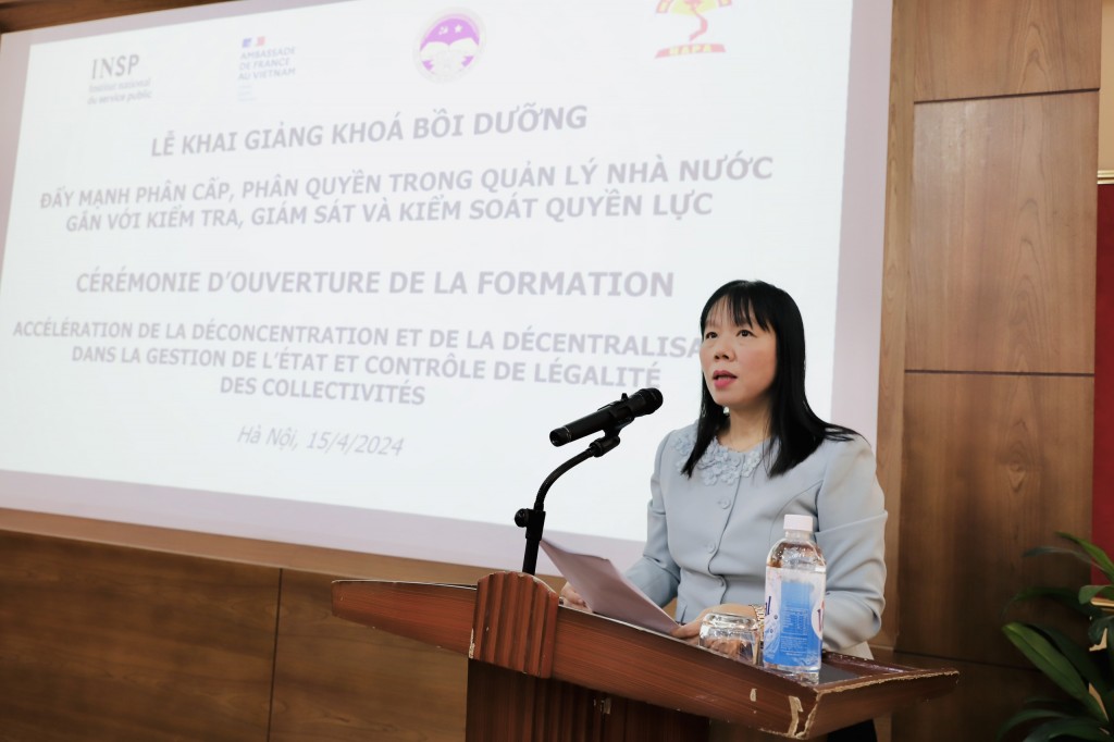 Ms. Pham Thi Quynh Hoa, Director, Department of International Cooperation, NAPA, announcing the Decision to organize the training course.