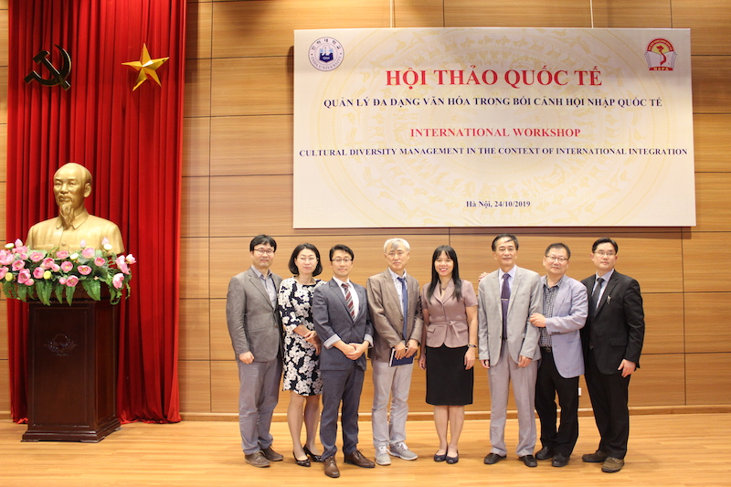 Dr. Chu Xuan Khanh, NAPA Senior lecturer and Ms. Pham Thi Quynh Hoa, Director of International Cooperation Department and INHA scholars