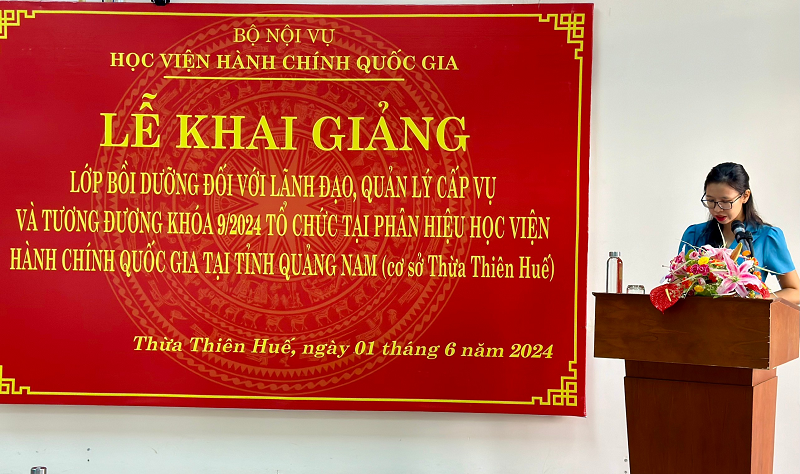 Ms. Mai Thi Phuong Dung, Head, Division of Refresher Training Management, NAPA QNA, announcing the Decision on the organization of the training course.