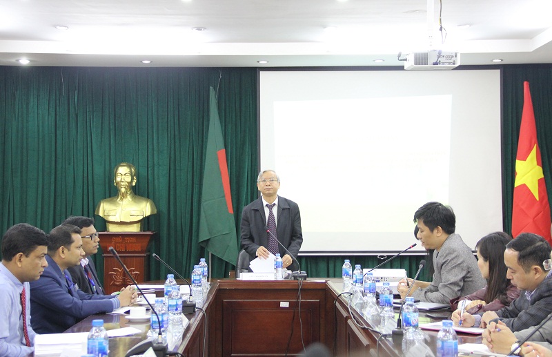 Dr. Vu Thanh Xuan, NAPA Vice President delivering a speech