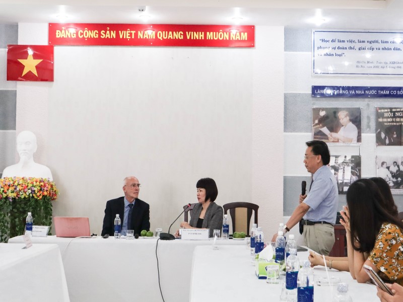 Assoc.Prof. Dr. Huynh Van Thoi discussed with Dr. Roeber