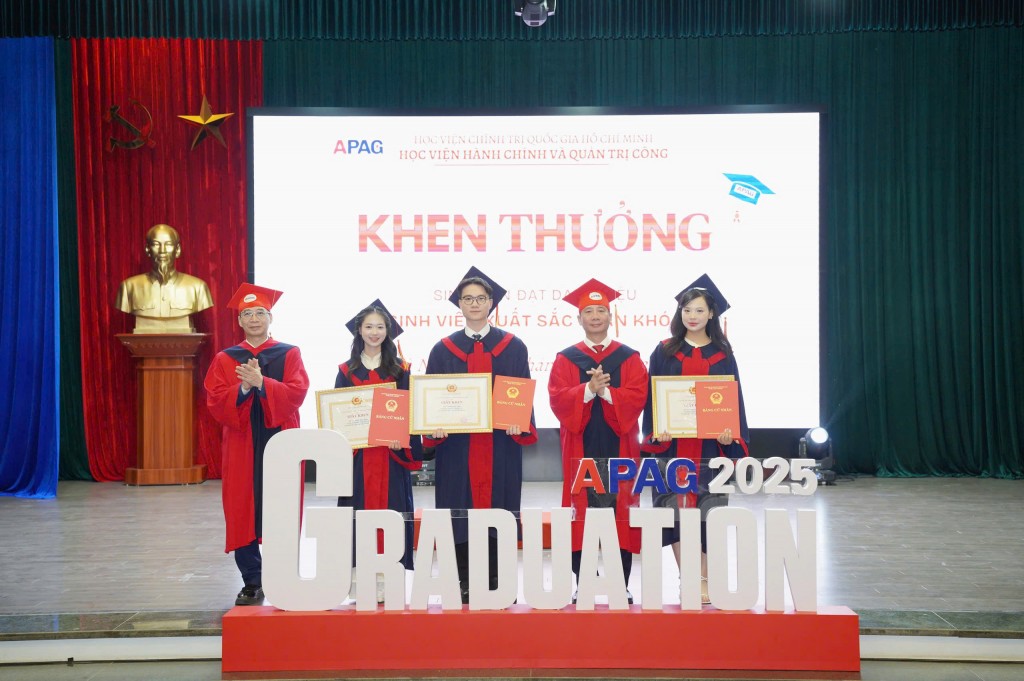 APAG President Nguyen Ba Chien and Vice President Luong Thanh Cuong presented Certificates of Merit and bachelor’s diplomas to students graduating with high distinction.