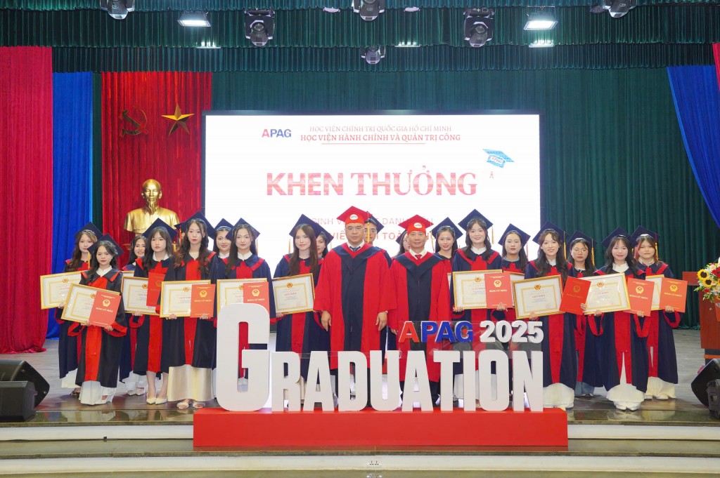 Assoc. Prof. Dr. Nguyen Ba Chien, President of APAG, and Prof. Dr. Nguyen Quoc Suu, Vice President, presented Certificates of Merit and bachelor’s diplomas to students graduating with distinction.