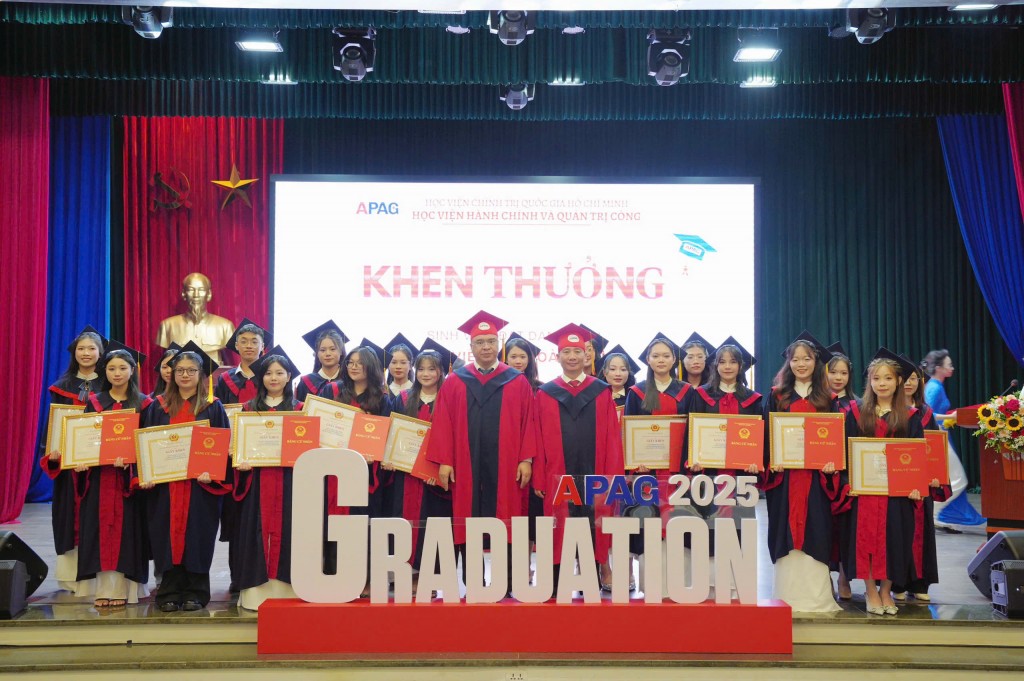 Assoc. Prof. Dr. Nguyen Ba Chien, President of APAG, and Prof. Dr. Nguyen Quoc Suu, Vice President, presented Certificates of Merit and bachelor’s diplomas to students graduating with distinction.