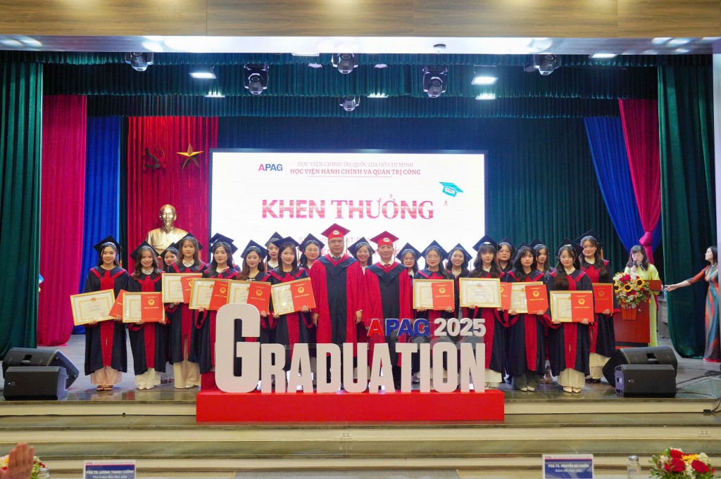 Assoc. Prof. Dr. Nguyen Ba Chien, President of APAG, and Prof. Dr. Nguyen Quoc Suu, Vice President, presented Certificates of Merit and bachelor’s diplomas to students graduating with distinction.