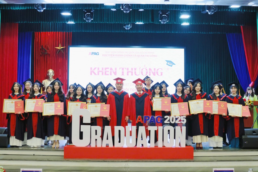 Assoc. Prof. Dr. Nguyen Ba Chien and Dr. Bui Phuong Dinh, presented Certificates of Merit and bachelor’s diplomas to students graduating with distinction.