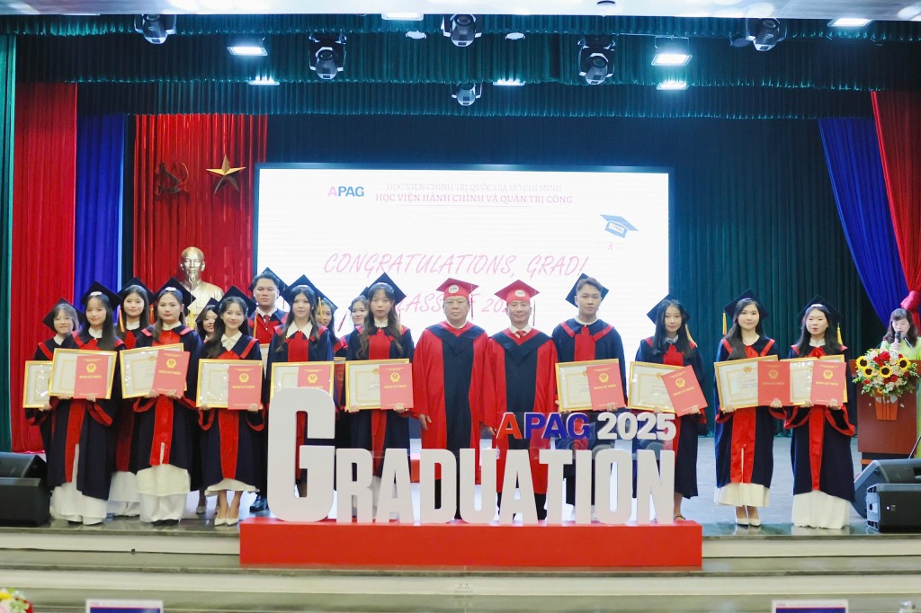 Assoc. Prof. Dr. Nguyen Ba Chien and Dr. Hoang Ngoc Hai presented Certificates of Merit and bachelor’s diplomas to students graduating with distinction.