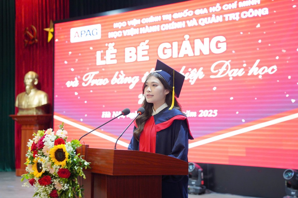 Graduate representative Nguyen Phuong Anh, a Cultural Management major from the Faculty of Social Development Management, delivered an expression of gratitude on behalf of her peers.