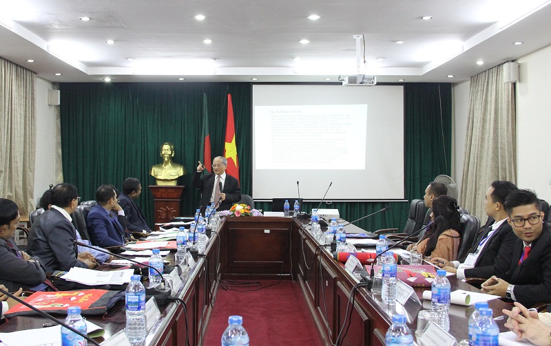 Dr. Le Dang Doanh, former Director of Central Institute of Economic Management delivering a lecture