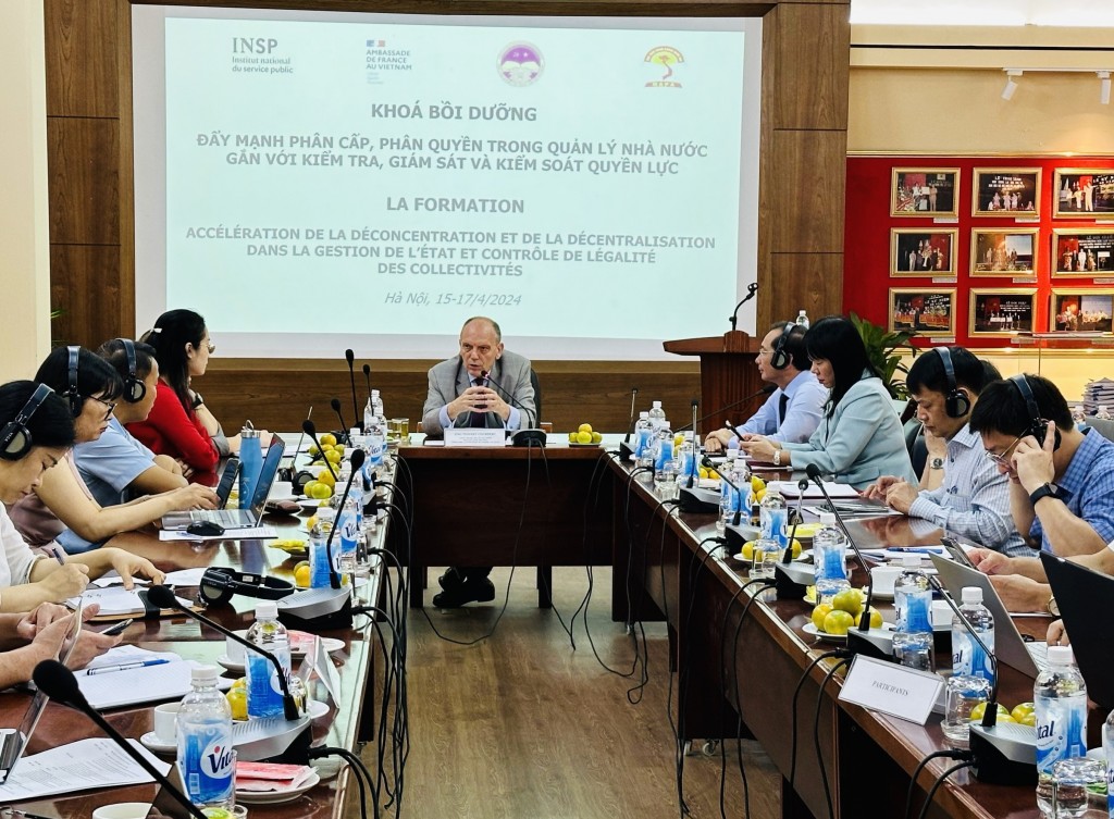 Mr. Thierry Coudert, Inspector General of Administration, expert from INSP, sharing experiences at the training course.