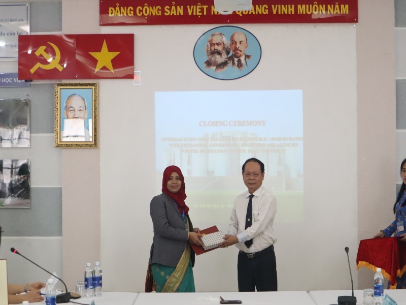 Dr. Ha Quang Thanh presenting certificate and souvenir to the course participant