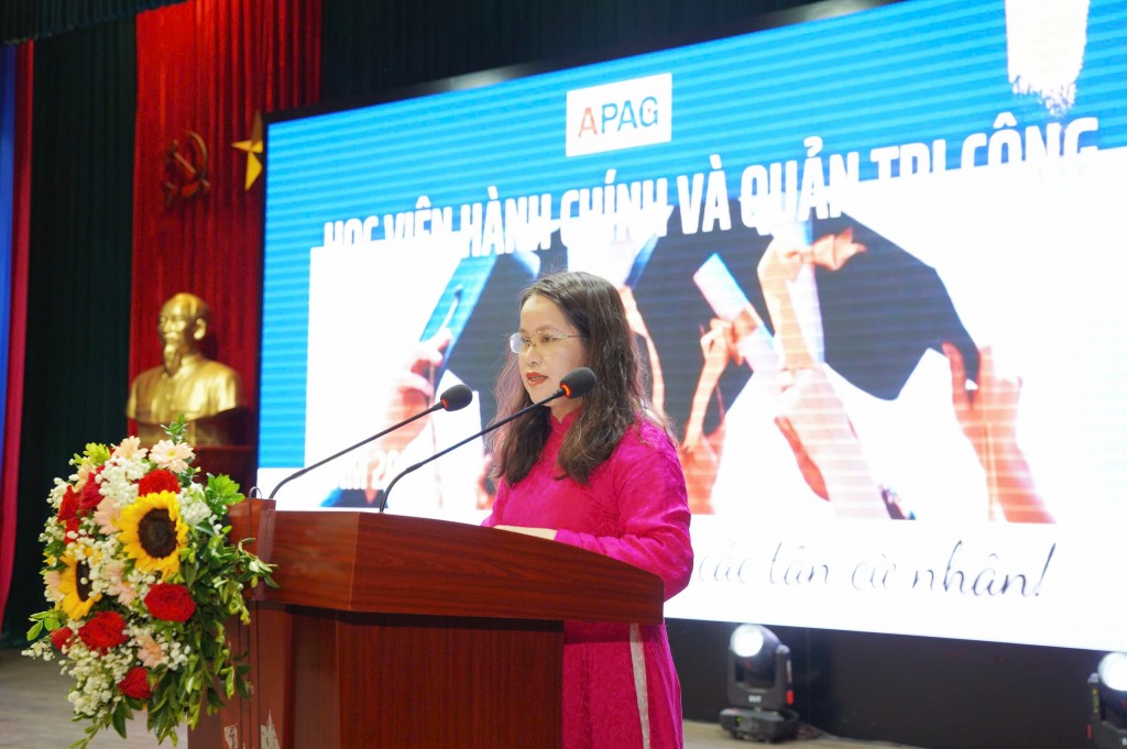 Dr. Vu Thi Cam Tu, Deputy Director of the Graduate Training Management Department, delivered a comprehensive report on the undergraduate programmes for students admitted in 2021 and announced the official decisions recognising their graduation.