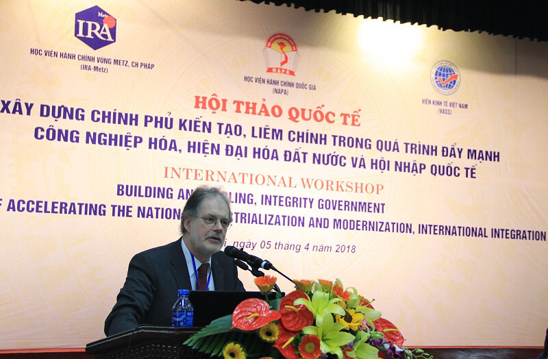 Professor Holger Muhlenkamp, ... presents in the seminar