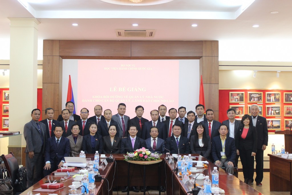 Course participants taking photos with NAPA management and other delegates