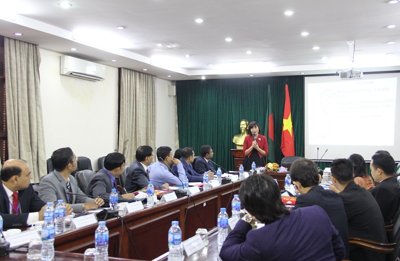 Assoc.Prof. Dr. Nguyen Thi Hong Hai, Dean of Administrative Sciences and Organization – Personnel delivering a lecture