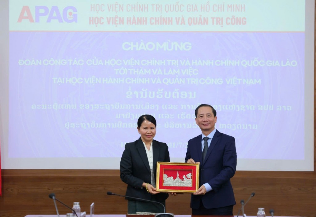 Dr. Lam Phoun Duansuvan, Director of the Kaysone Phomvihane Ideological Research Center, presented a souvenir.