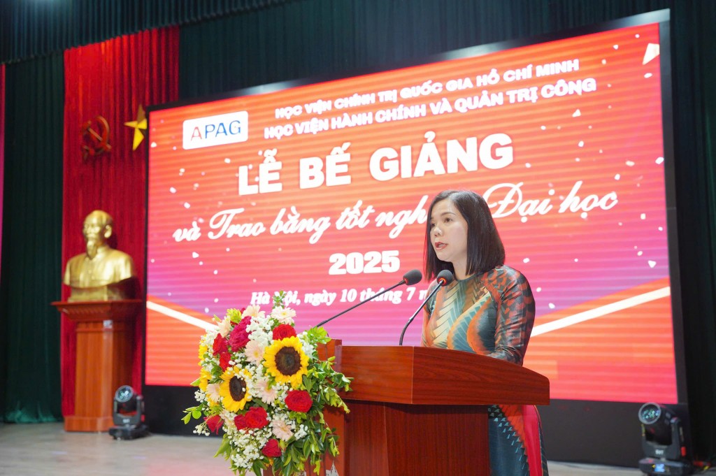 Ms. Dang Thi Hanh, Graduate Training Management Department, announced decisions commending valedictorians and those awarded the titles of Outstanding Student and Excellent Student for the entire course.