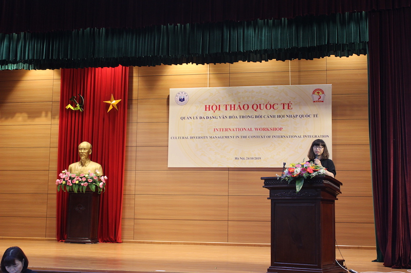 Dr. Dang Thi Minh, Faculty of State Management of Social Affairs, making a presentation at the workshop