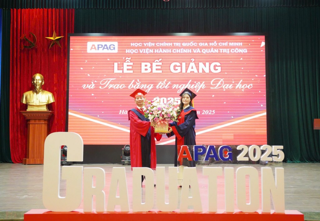 Student representative Nguyen Phuong Anh from the Faculty of Social Development Management presented bouquets to the Board of Directors and academic staff in a gesture of gratitude.