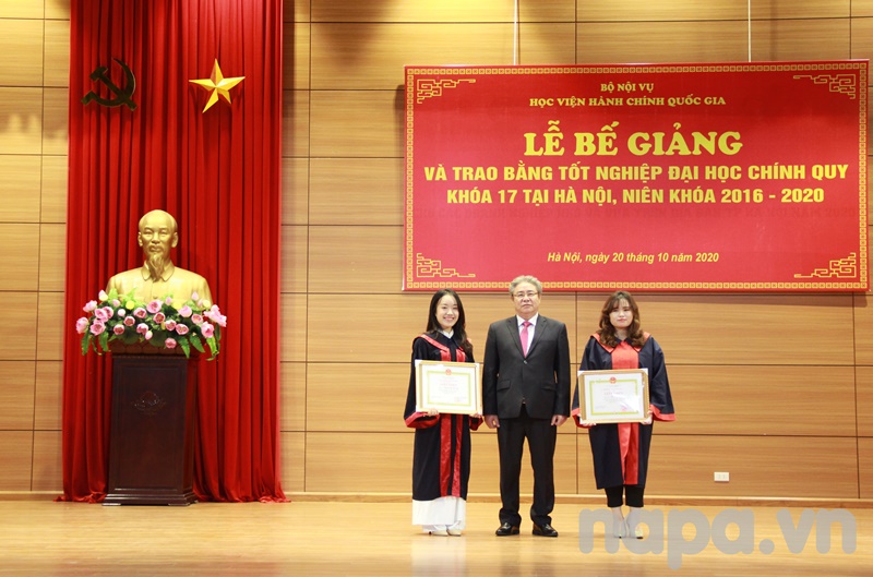 Dr. Dang Xuan Hoan with the valedictorian and salutatorian of the cohort
