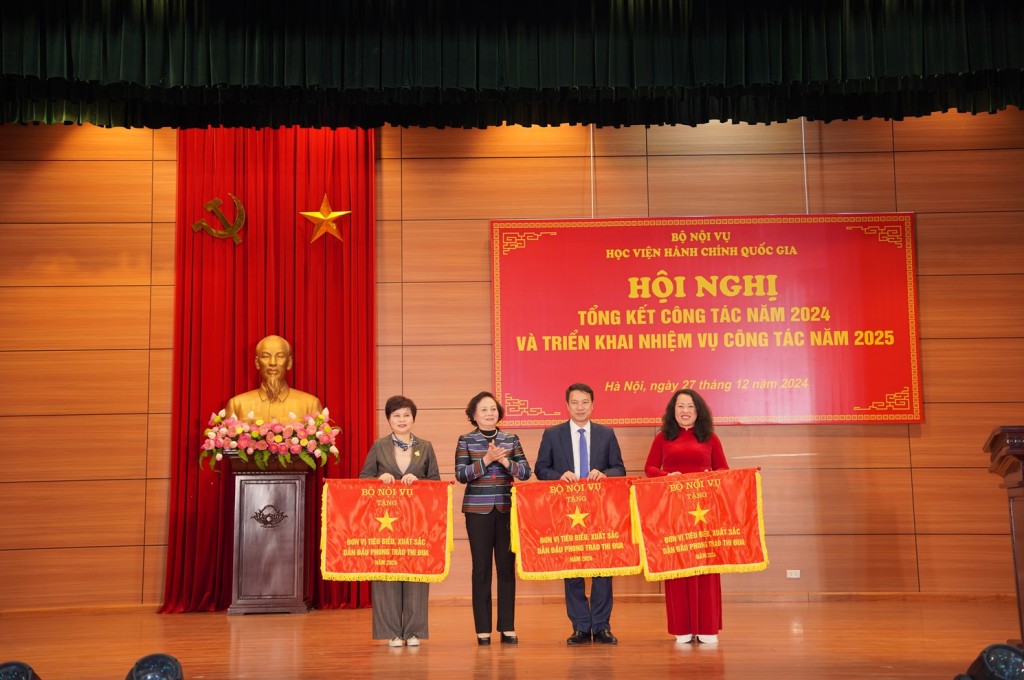Minister Pham Thi Thanh Tra presented the