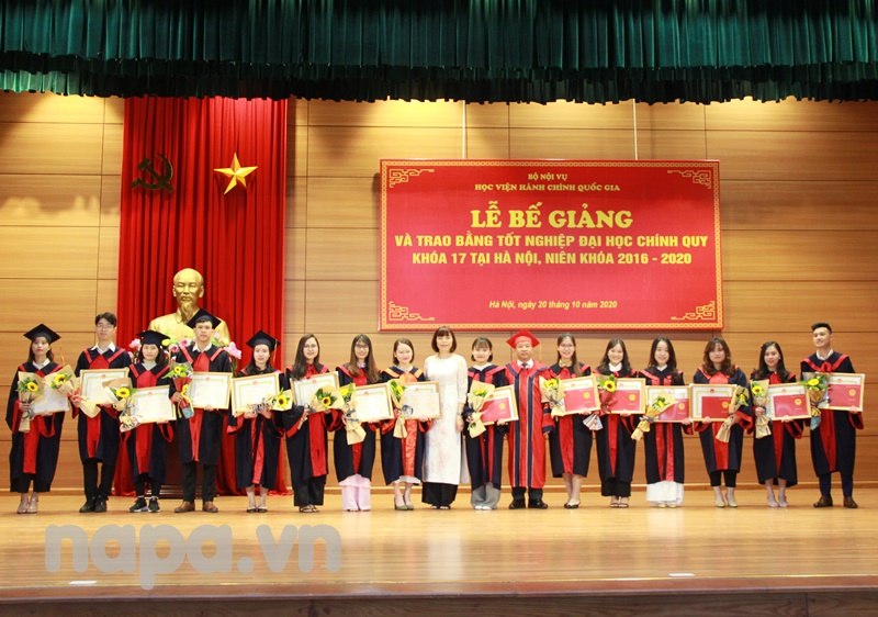 Dr. Nguyen Dang Que, NAPA Vice President and Assoc.Prof.Dr. Nguyen Thi Hong Hai, Dean, Faculty of Administrative Science and Organization-Personnel Management presenting degrees to the students with excellnet academic achievements