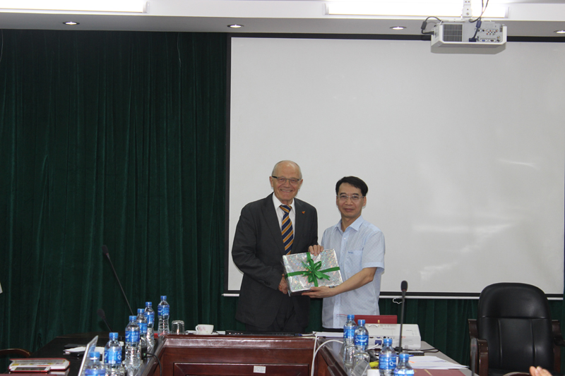 Assoc. Prof. Dr. Luong Thanh Cuong presents a gift to Professor Wolf Rieck
