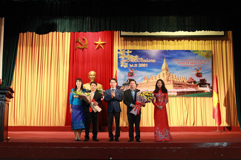 NAPA Vice President present bouquets to Counselor of Laos Embassy to Vietnam and representative of Laos students at NAPA