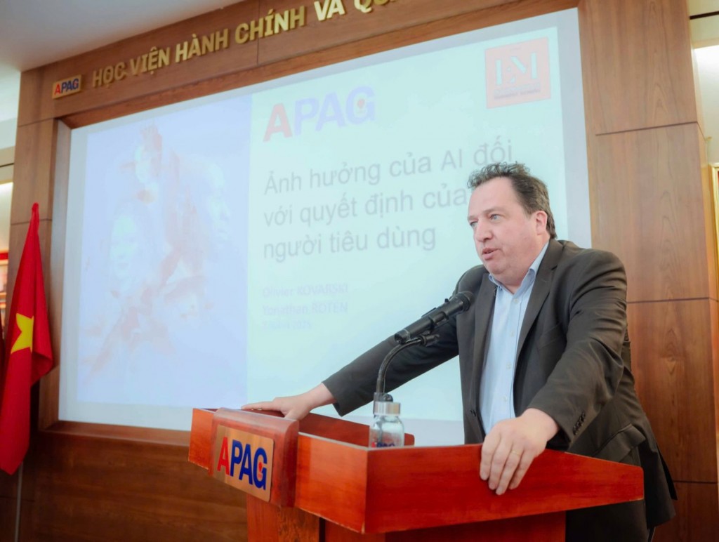 Assoc. Prof. Dr. Kovarski Olivier, International Programs Director, EM Normandie, presented at the workshop.