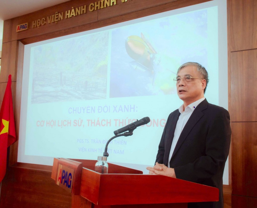 Assoc. Prof. Dr. Tran Dinh Thien, Former Director of the Vietnam Institute of Economics, Member of the Prime Minister's Policy Advisory Council, presented at the workshop.