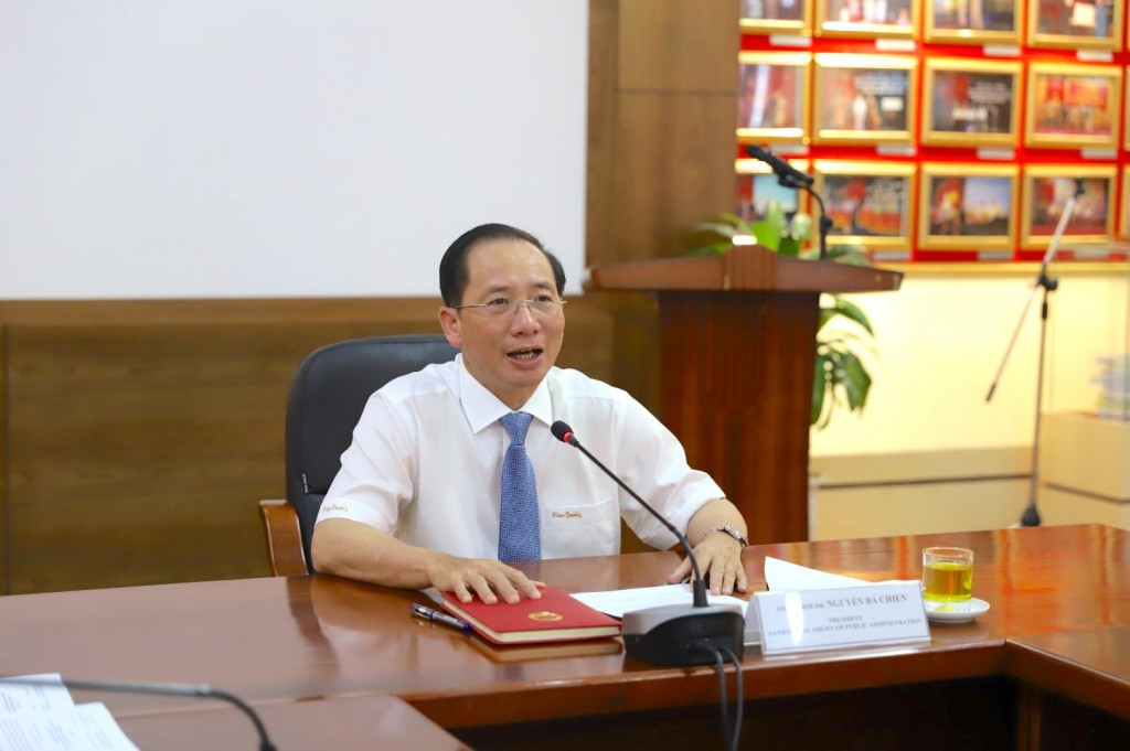 Assoc. Prof. Dr. Nguyen Ba Chien in the working session with the Lee Kuan Yew School of Public Policy, Republic of Singapore.