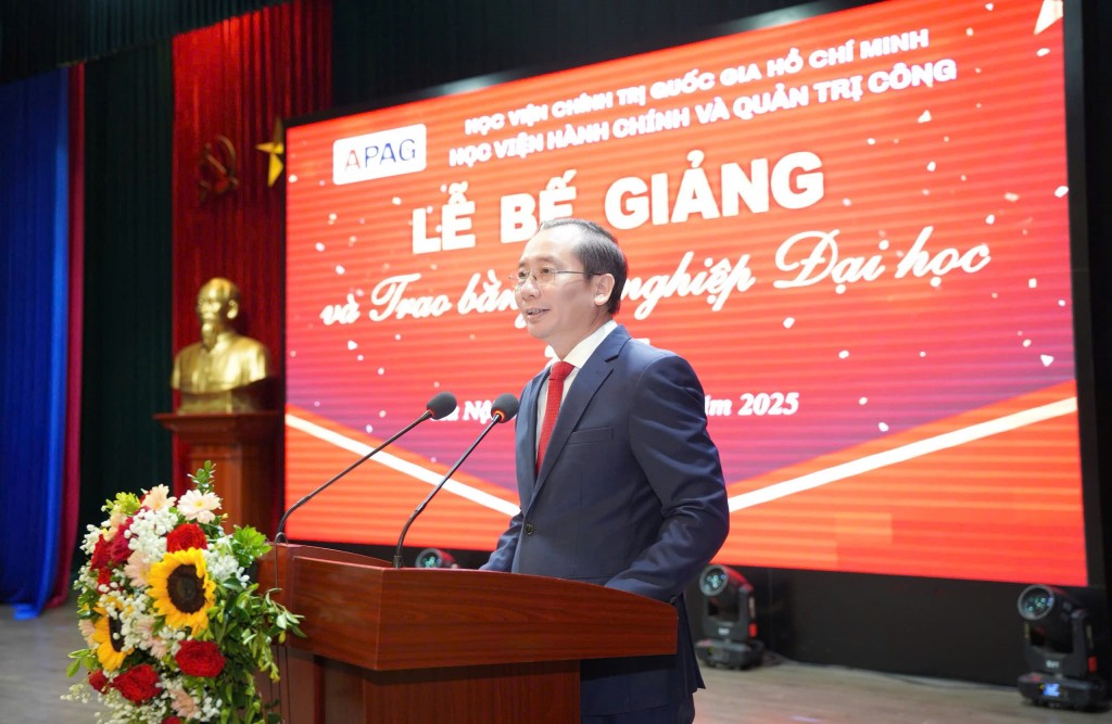 Assoc. Prof. Dr. Nguyen Ba Chien, President of APAG, delivered congratulatory remarks to the new graduates.