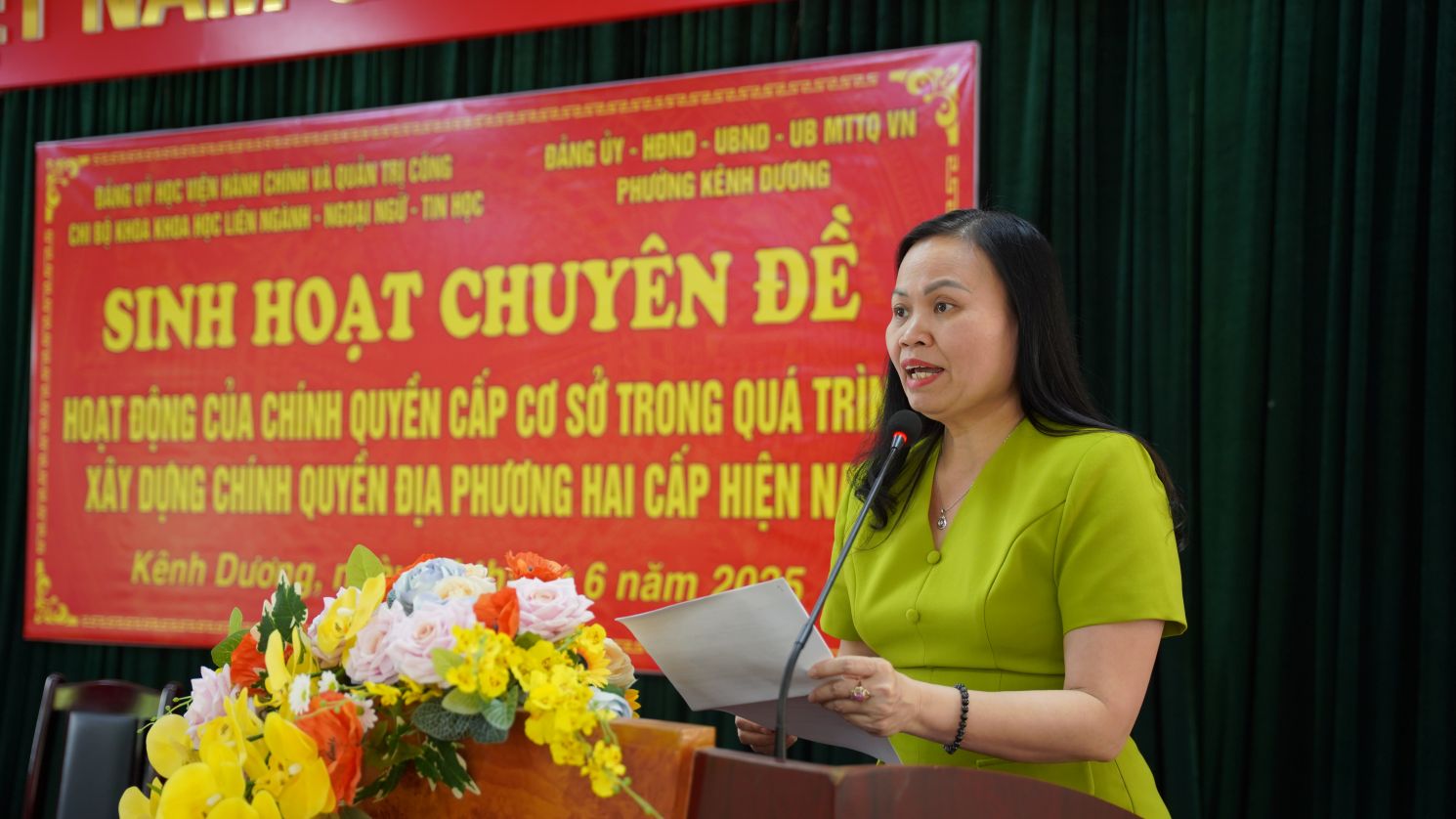 Đồng chí Nguyễn Thị Thu Hà - Bí thư Chi Bộ, Trưởng khoa, Khoa Khoa học liên ngành - Ngoại ngữ - Tin học phát biểu khai mạc buổi sinh hoạt