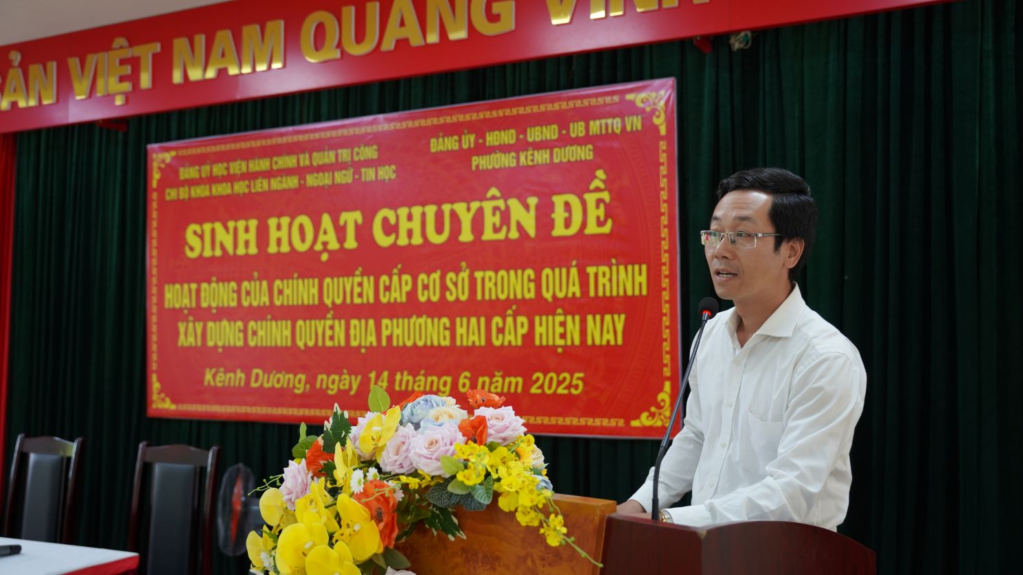 Đồng chí Tô Trọng Mạnh, Chi bộ Khoa Khoa học liên ngành - Ngoại ngữ - Tin học trình bày tham luận về ý nghĩa việc thực hiện xây dựng chính quyền địa phương hai cấp hiện nay