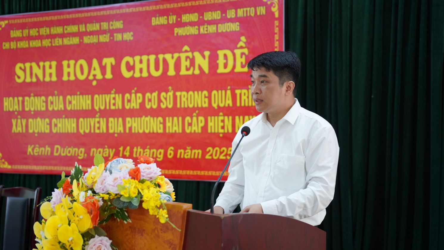 Đồng chí Ngô Văn Hùng - Chi bộ Khoa Khoa học liên ngành - Ngoại ngữ - Tin học trình bày tham luận về một số vấn đề đặt ra khi xây dựng chính quyền địa phương hai cấp