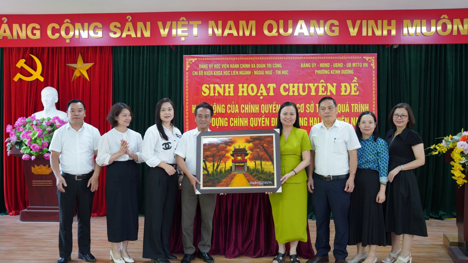 Chi bộ Khoa Khoa học liên ngành - Ngoại ngữ - Tin học tặng quà lưu niệm cho UBND phường Kênh Dương