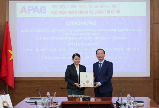 PGS. TS. Nguyễn Bá Chiến tặng quà lưu niệm