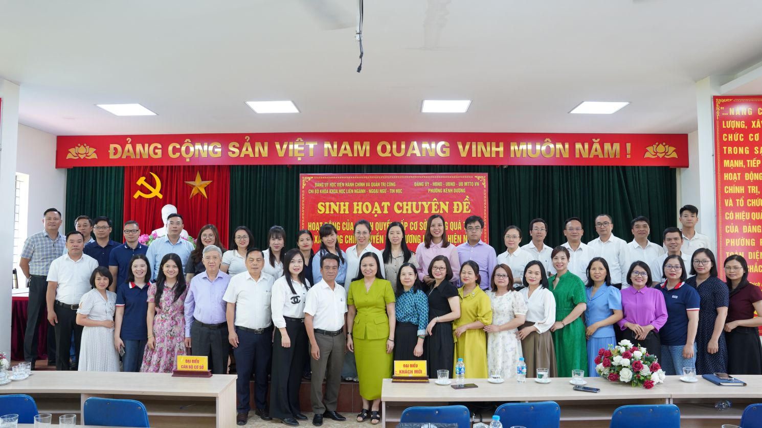Chụp ảnh lưu niệm buổi sinh hoạt chuyên đề