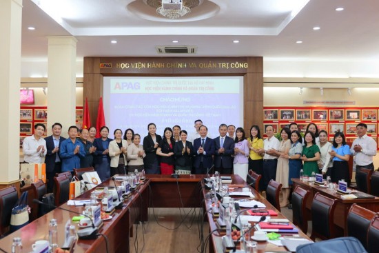 Các đại biểu chụp ảnh lưu niệm