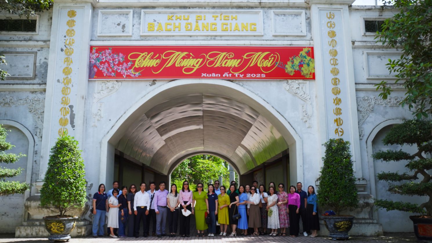 Tập thể Đảng viên Chi bộ Khoa Khoa học liên ngành - Ngoại ngữ - Tin học chụp ảnh lưu niệm tại Khu di tích Tràng Kênh - Bạch Đằng Giang