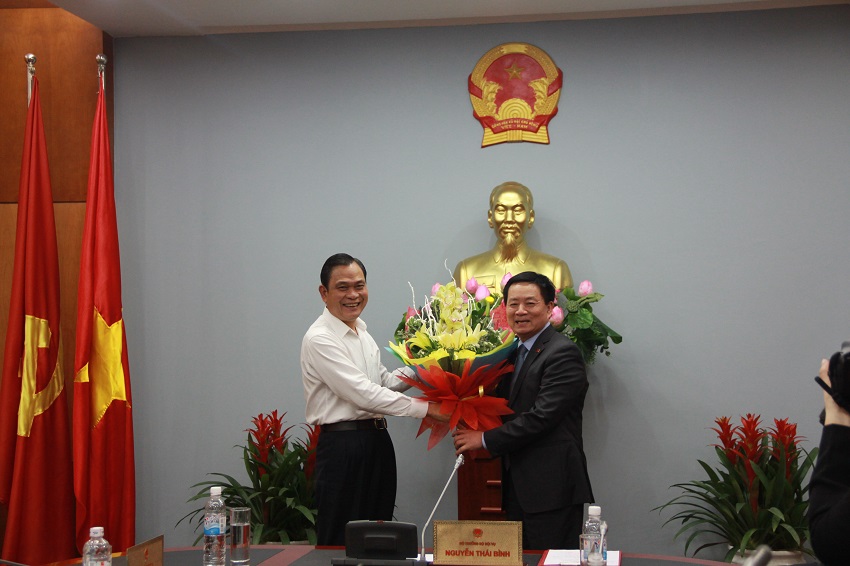 Bộ trưởng Bộ Nội vụ Nguyễn Thái Bình chúc mừng GS.TS. Nguyễn Đăng Thành được Thủ tướng Chính phủ bổ nhiệm giữ chức vụ Thứ trưởng Bộ Nội vụ kiêm Giám đốc Học viện Hành chính Quốc gia