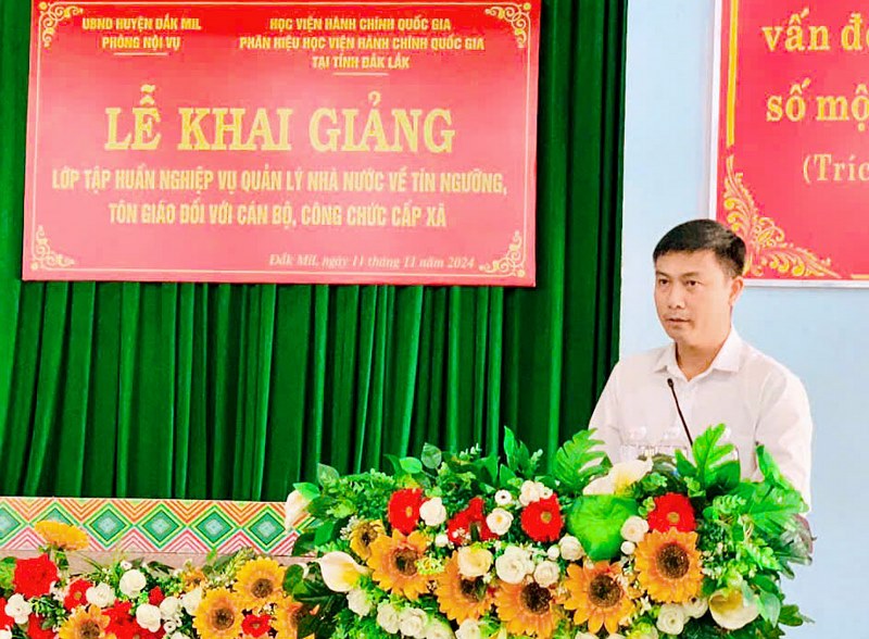 Ông Nguyễn Văn Nam - Phó trưởng Phòng Nội vụ huyện Đắk Mil, tỉnh Đắk Nông phát biểu tại lớp học.